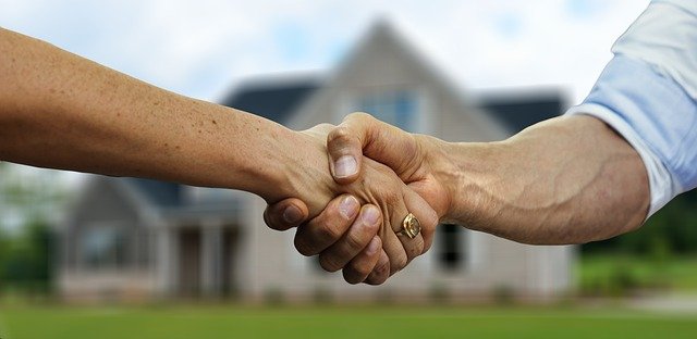 Mercato immobiliare, compravendite in aumento ma cala l’offerta