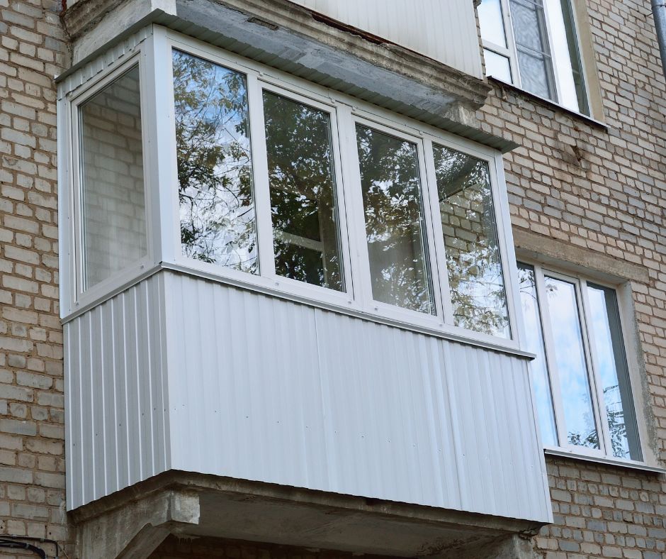 Casa, niente permessi per chiudere i balconi con le vetrate