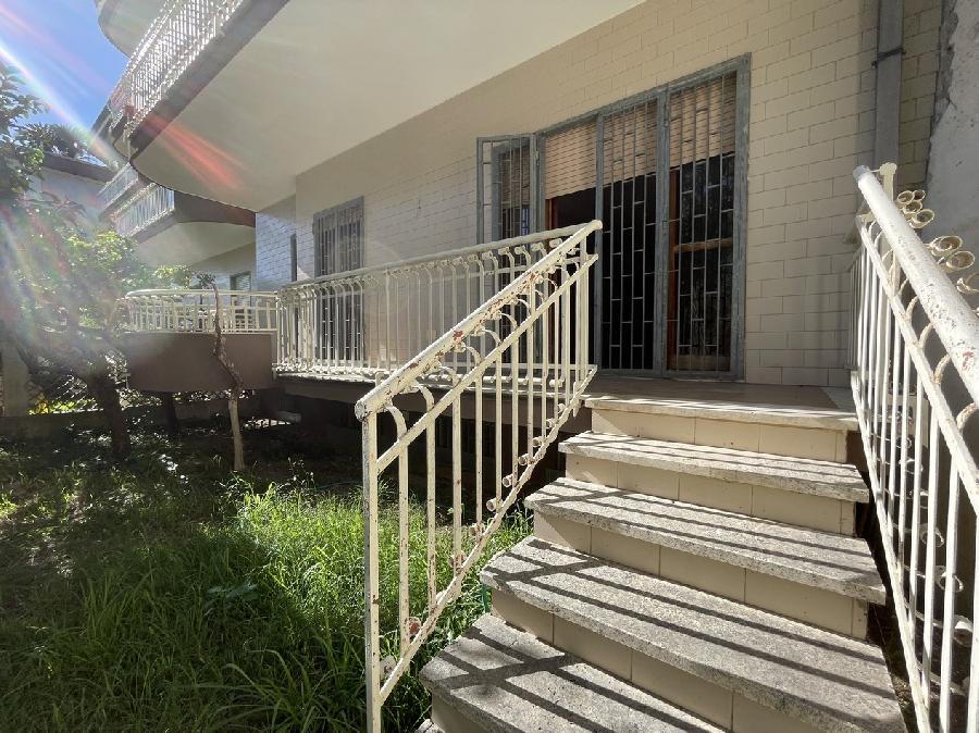 APPARTAMENTO SU 3 LIVELLI CON GIARDINO
