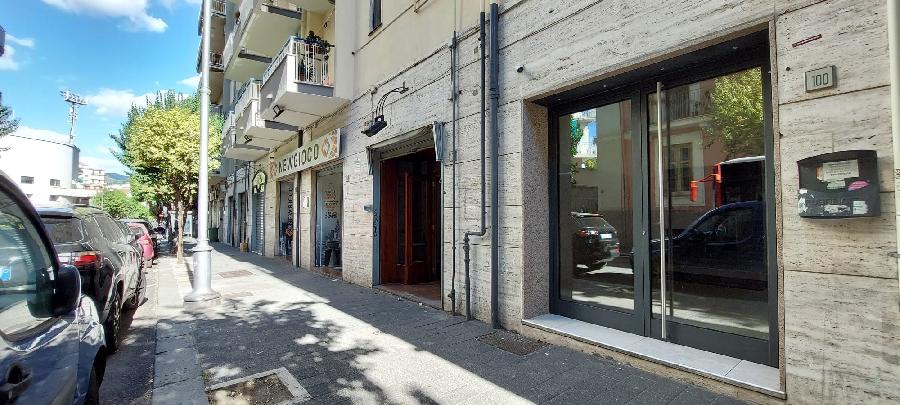 LOCALE COMMERCIALE DI 51 MQ